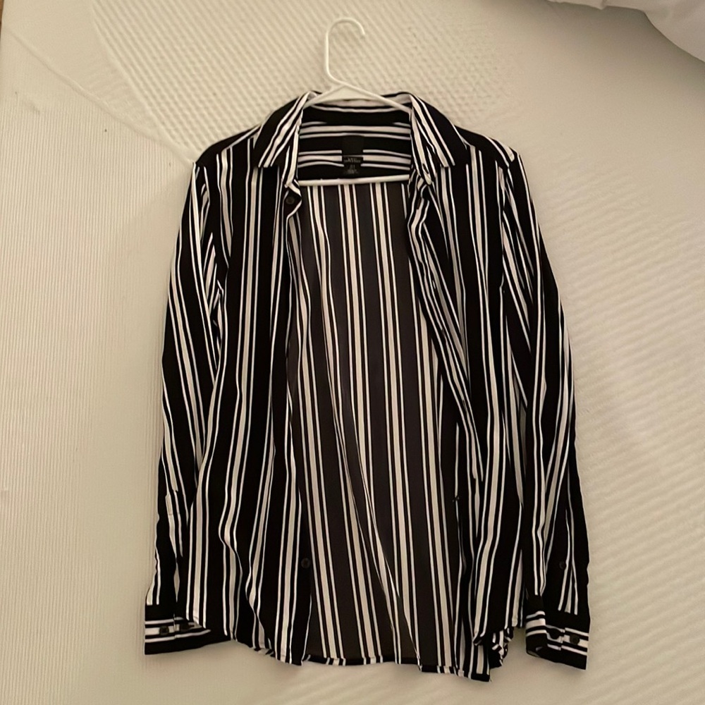 Black/white striped casual buttoned shirt, long sleeve